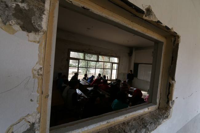 Rakka'da öğrenciler enkazlar arasında eğitim almaya çalışıyor