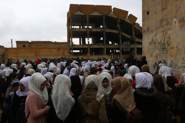 Rakka'da öğrenciler enkazlar arasında eğitim almaya çalışıyor