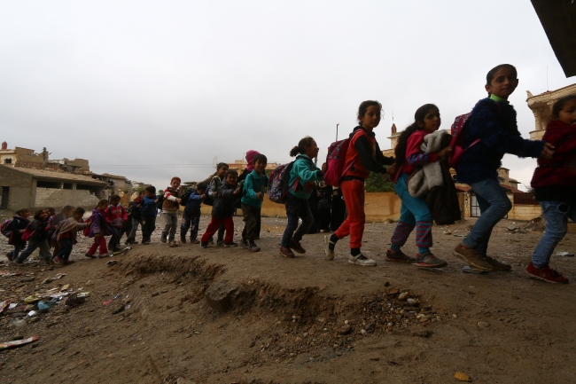 Rakka'da öğrenciler enkazlar arasında eğitim almaya çalışıyor