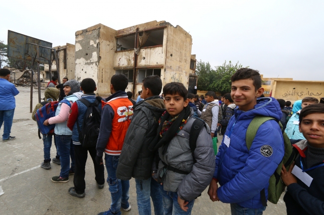 Rakka'da öğrenciler enkazlar arasında eğitim almaya çalışıyor