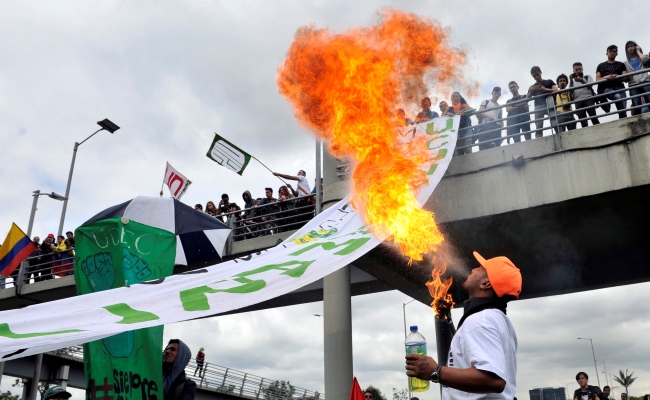 Kolombiya'da 35'ten fazla şehirde halk sokağa indi