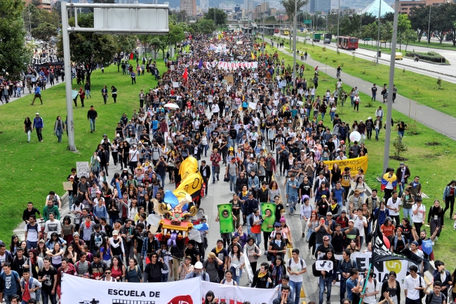Kolombiya'da 35'ten fazla şehirde halk sokağa indi