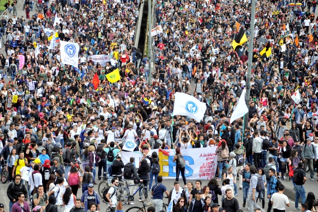 Kolombiya'da 35'ten fazla şehirde halk sokağa indi