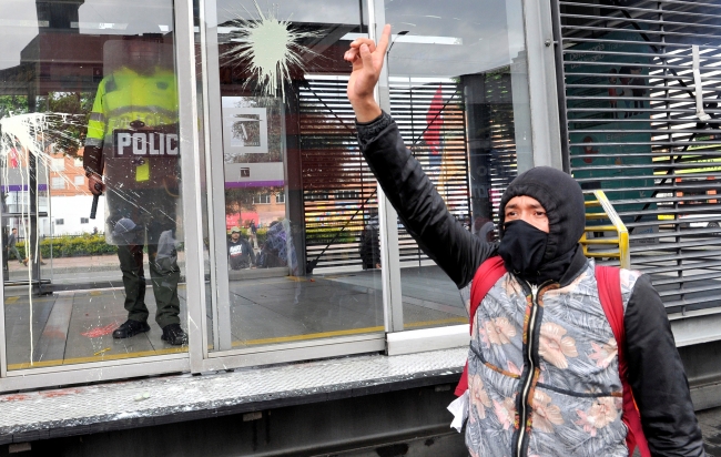 Kolombiya'da 35'ten fazla şehirde halk sokağa indi