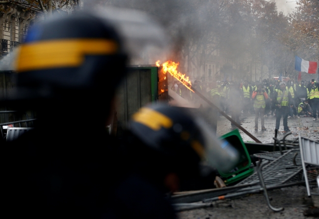 Paris sokakları yine karıştı