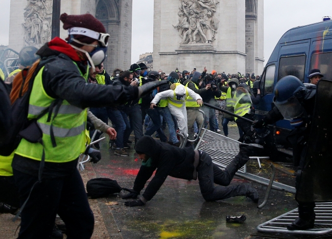Paris sokakları yine karıştı
