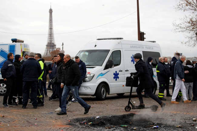 "Fransa'da Sarı Yelekliler"in ardından ambulans çalışanları sokakta