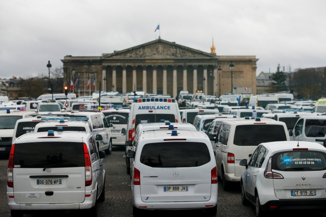 "Fransa'da Sarı Yelekliler"in ardından ambulans çalışanları sokakta