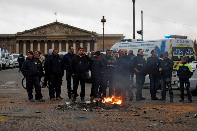 "Fransa'da Sarı Yelekliler"in ardından ambulans çalışanları sokakta