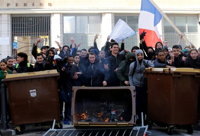 Fransa'da öğrenciler okulları ateşe verdi