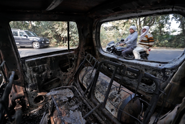 Bir ineğin kesildiği iddiası Hindistan'da ortalığı karıştırdı