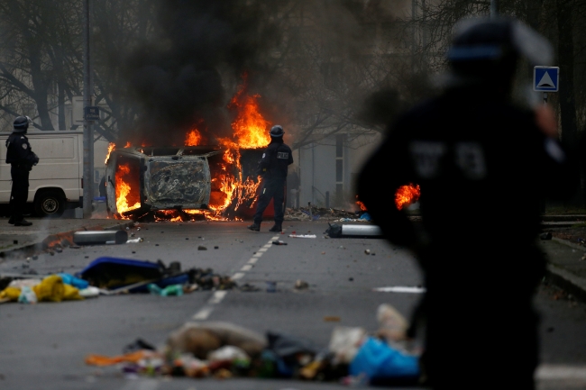 Paris'te cumartesi günü mağaza, restoran ve müzeler kapatılacak
