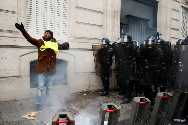 Fransa'daki gösterilerde 17'si polis 118 kişi yaralandı