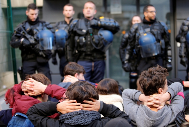 Macron'un açıklamalarının ardından Fransa'da ilk protesto gerçekleşti