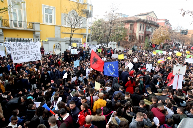 Arnavutluk'ta binlerce öğrenciden harç protestosu