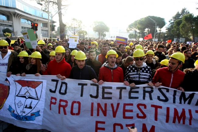 Arnavutluk'ta binlerce öğrenciden harç protestosu