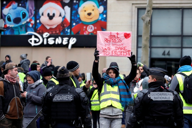 Paris sokakları yine karıştı: Protestolarda 168 kişi gözaltına alındı