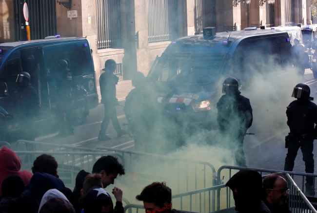 İspanya karşıtı gösteriler Barselona'da hayatı felce uğrattı