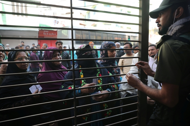 Bangladeş'te seçimler şiddet olaylarının gölgesinde tamamlandı