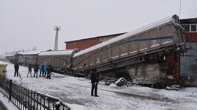 Kars'ta yük treninin vagonu raydan çıktı