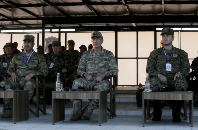 Atak ve Kobra helikopterleri, Efes-2018 Tatbikatı'nda hünerlerini sergiledi