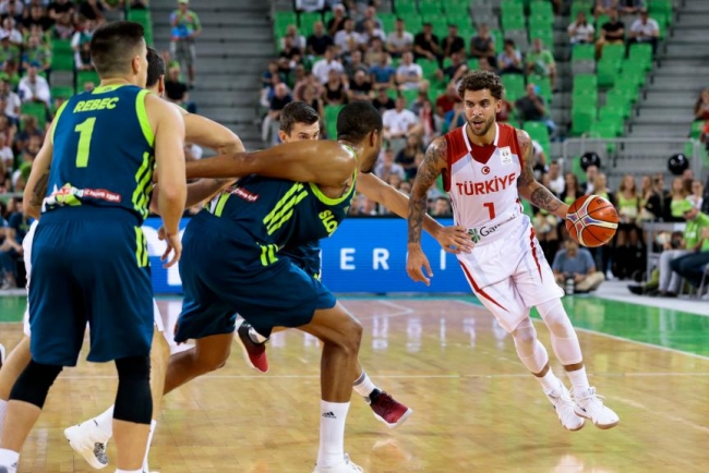 A Milli Erkek Basketbol Takımı'ndan önemli galibiyet