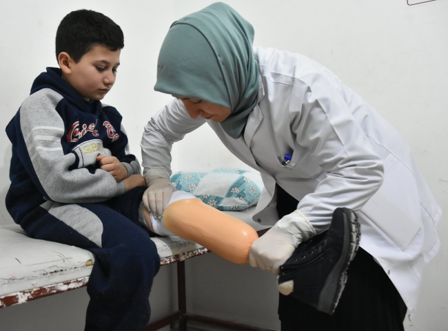 Savaşın yarım bıraktığı çocuğun protez mutluluğu