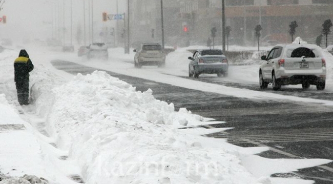 Astana'da kar fırtınası hayatı durdurdu