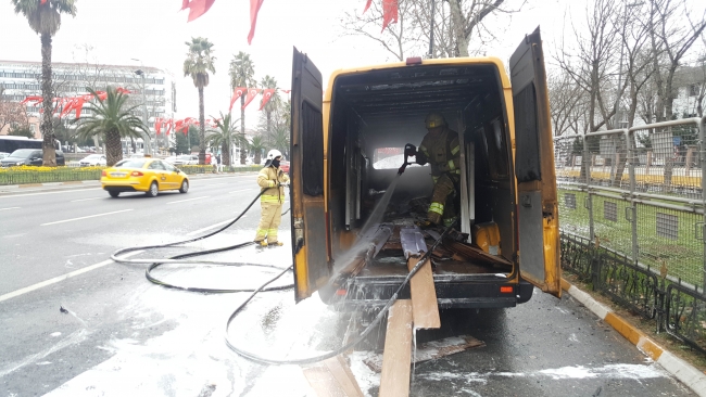 İstanbul'da alev alan kargo aracı trafiği kilitledi