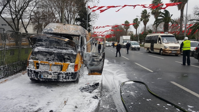 İstanbul'da alev alan kargo aracı trafiği kilitledi