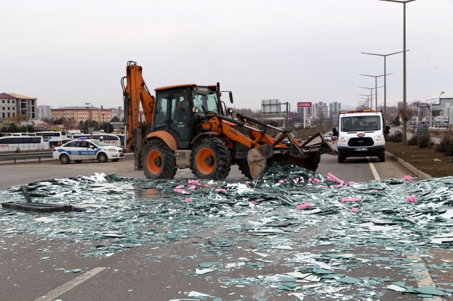 Tonlarca cam karayoluna saçıldı