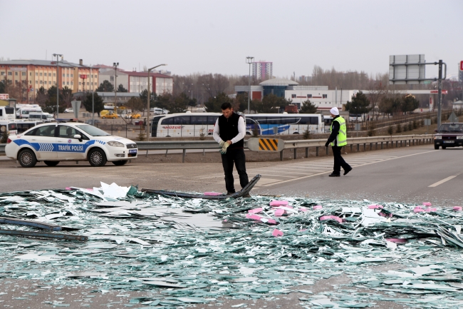 Tonlarca cam karayoluna saçıldı