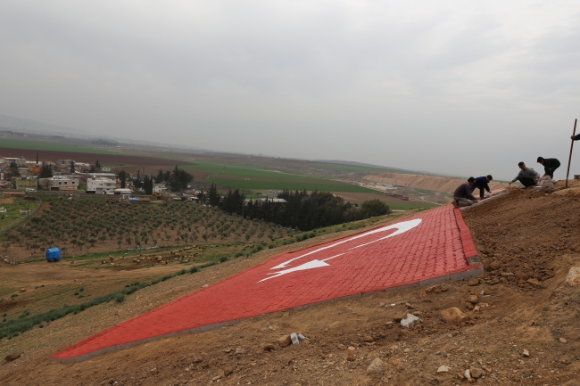 Hataylı çobandan Zeytin Dalı Harekatı'na dev bayraklı destek