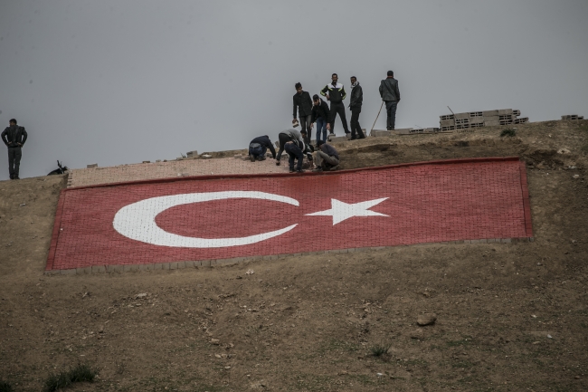 Hataylı çobandan Zeytin Dalı Harekatı'na dev bayraklı destek