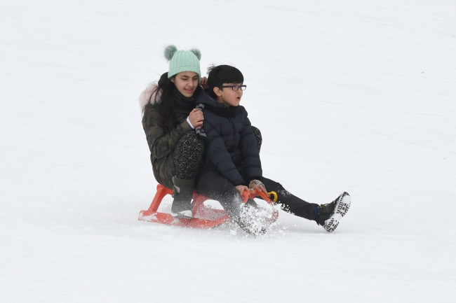 Buzla kaplanan Çıldır Gölü ziyaretçi akınına uğradı