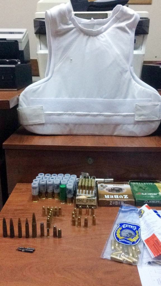 Durdurulan şüphelilerin arabasından ve evinden cephanelik çıktı