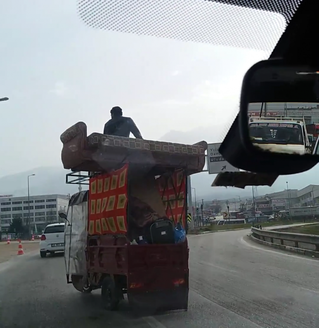 Evini 3 tekerlekli araçla taşıdı