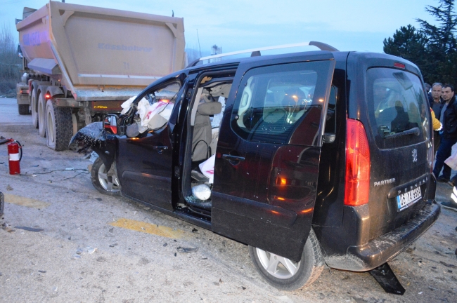 Ankara'da hafif ticari araç tıra çarptı: 4 ölü,1 yaralı