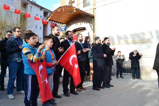 Üniversite öğrencileri dualarla umreye uğurlandı