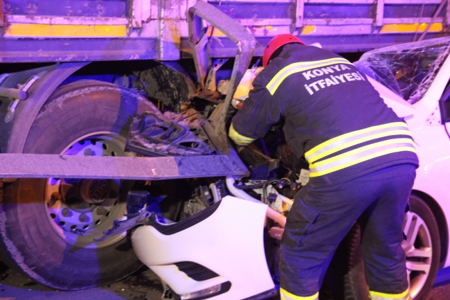 Konya'da otomobil tıra çarptı: 4 yaralı