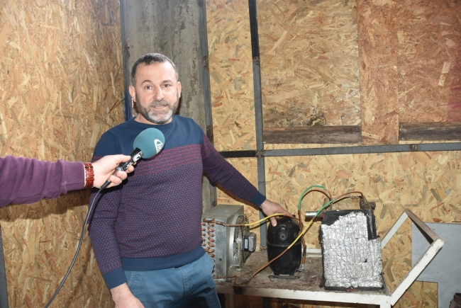 Sinoplu mucit evini buzdolabı ile ısıtıyor