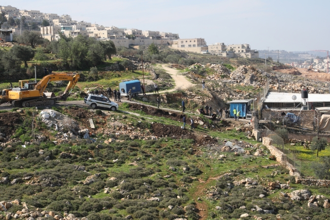 İsrail Kudüs'te Filistinlilere ait bir ev ve dükkanı yıktı