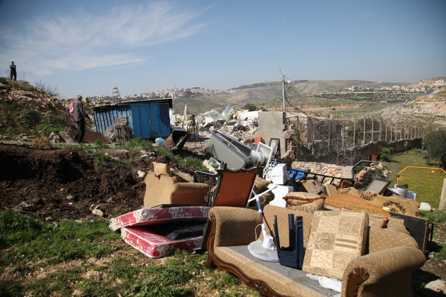 İsrail Kudüs'te Filistinlilere ait bir ev ve dükkanı yıktı