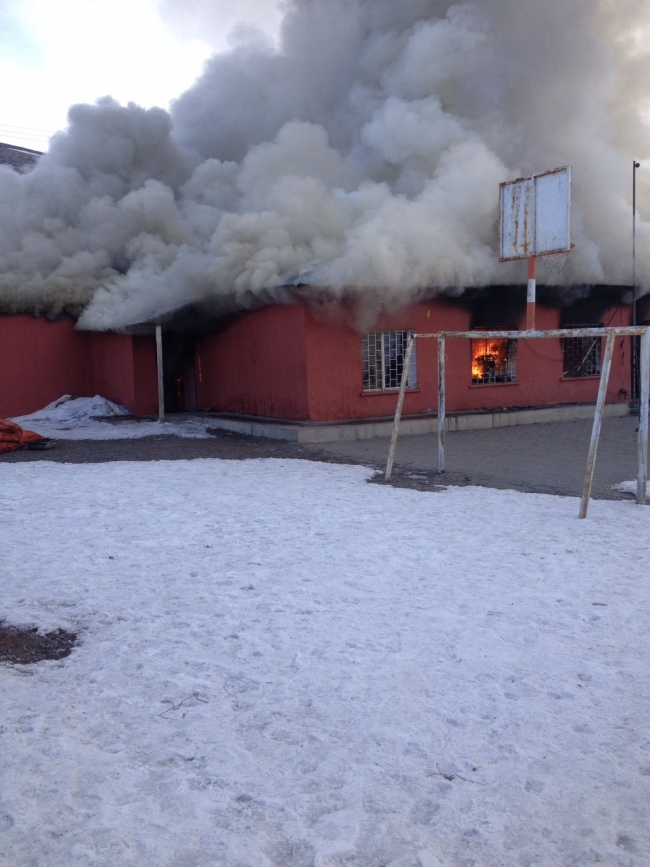 Kars'ta bir ilkokul yandı