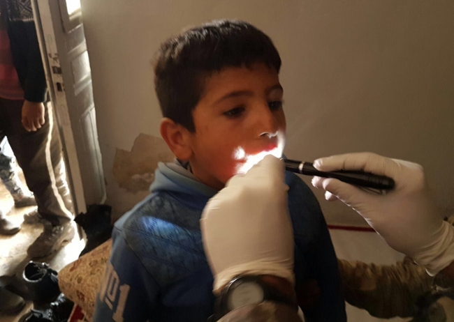 Mehmetçik Afrin'de sivillerin yardımına koşuyor