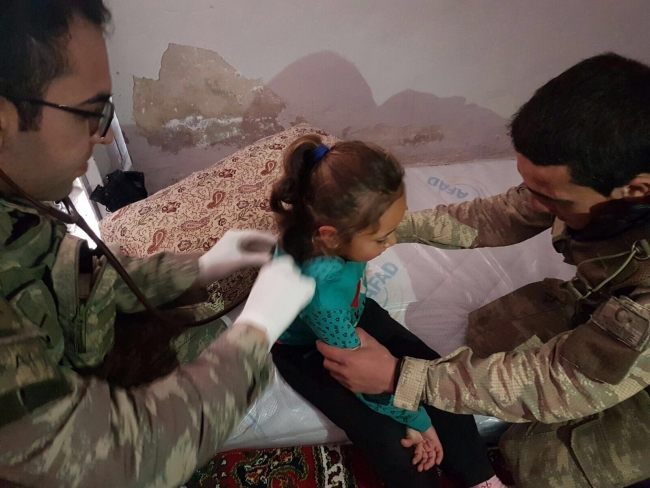 Mehmetçik Afrin'de sivillerin yardımına koşuyor