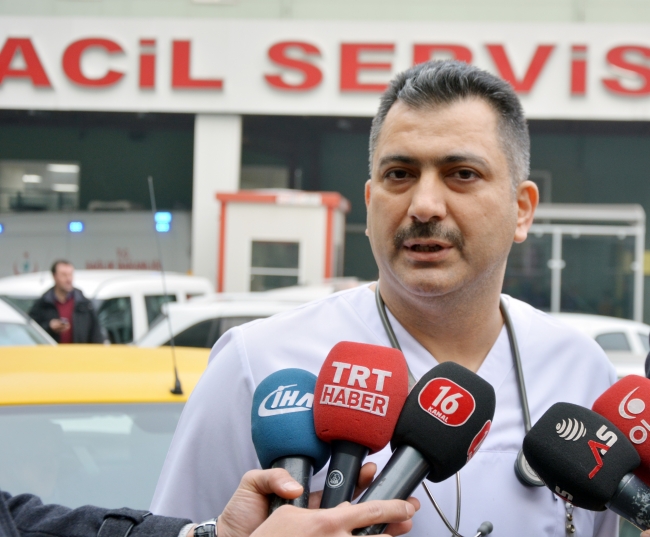 Kahraman doktor sedyenin üstüne çıkıp kalbinden bıçaklanan adamı hayata döndürdü