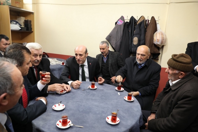 Kırklareli Valisi'nden vatandaşa çay servisi