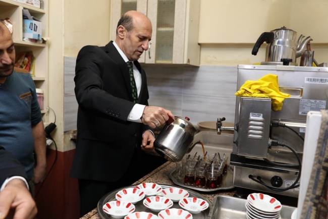 Kırklareli Valisi'nden vatandaşa çay servisi