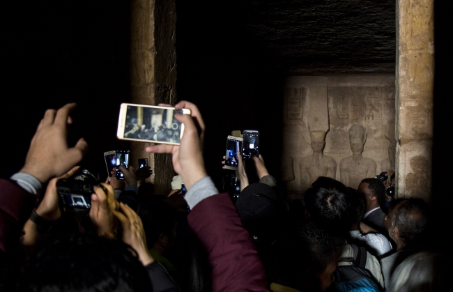 Binlerce kişi Firavun II. Ramses heykeline güneşin vurmasını bekledi